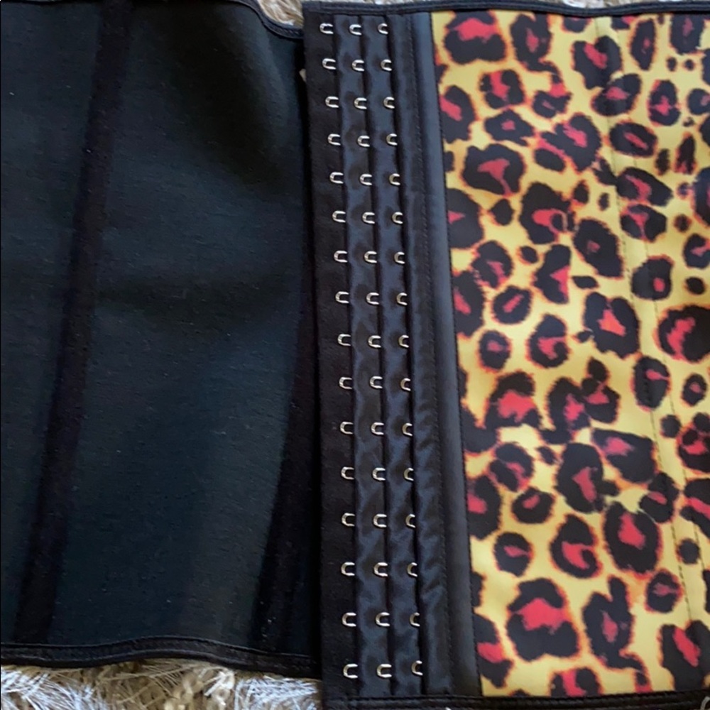Waist train Leopard print🌺 - Picture 2 of 7